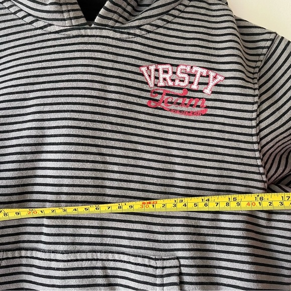 🌼 5/$25 Old Navy Boys VRSTY Team Hoodie Size S (6-7) Gray Black Striped Pullover - Picture 7 of 8